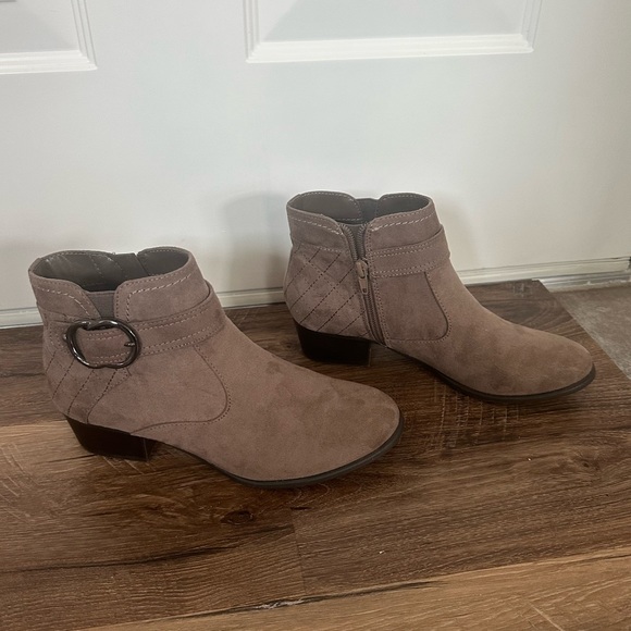 NWOT Unisa Boots Womens 7.5 Piera Ankle Booties Heels Buckle Side Zipper Brown - Picture 4 of 5